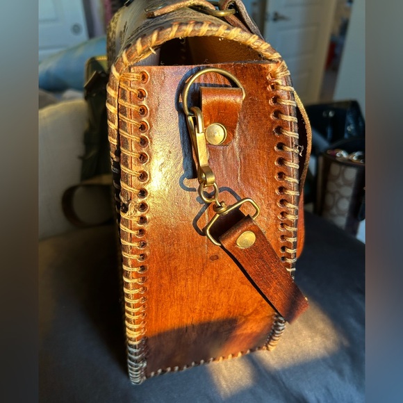 100% Handmade Floral carved Leather Bag - Picture 4 of 12